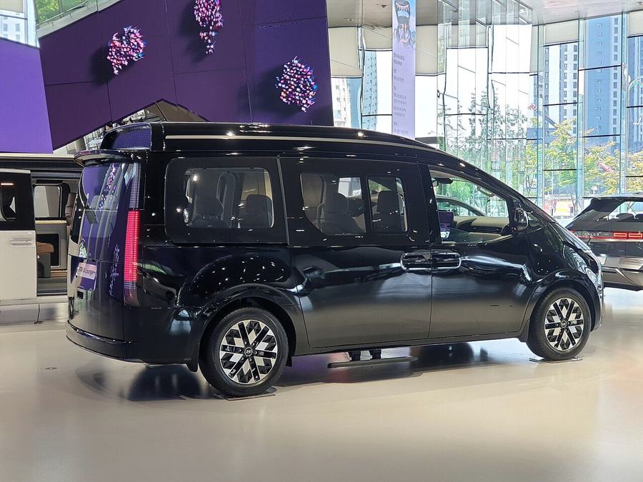 Cape Noir Hyundai Staria